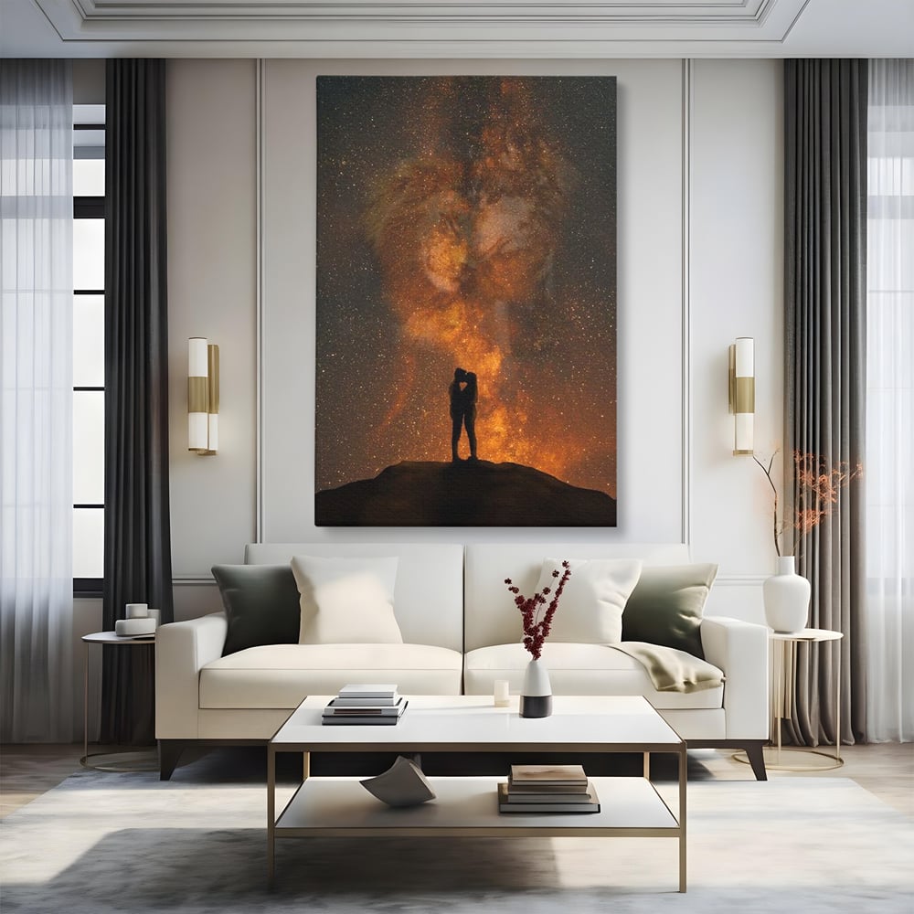 Tablou canvas cu tablou canvas cu siluete de indragostiti si constelatii, fara rama, pe sasiu de lemn, pe perete intr-un living